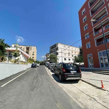 A Room In A Spacious Condo,10 Min Walk From Us Ambassy Проживание в семье