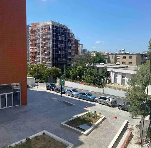 A Room In A Spacious Condo,10 Min Walk From Us Ambassy Тирана