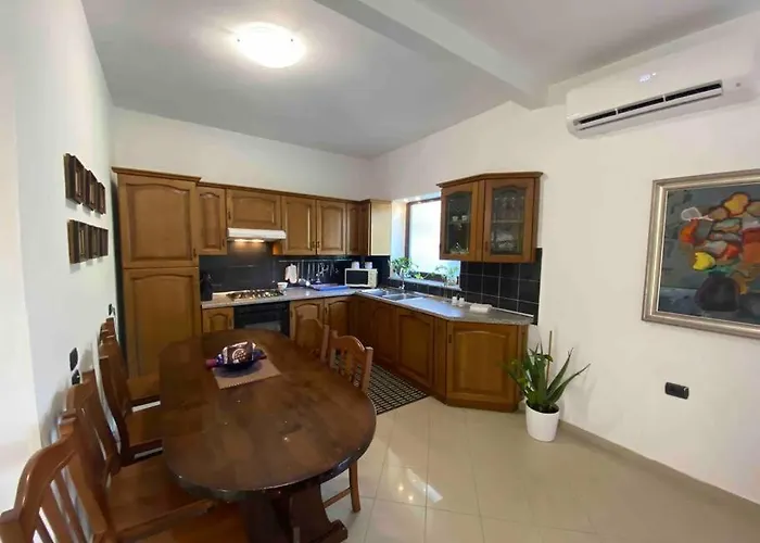 Проживание в семье A Room In A Spacious Condo,10 Min Walk From Us Ambassy Тирана