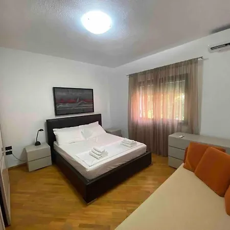 A Room In A Shared Condo,10 Min Walk From Us Ambassy 홈스테이 티라나