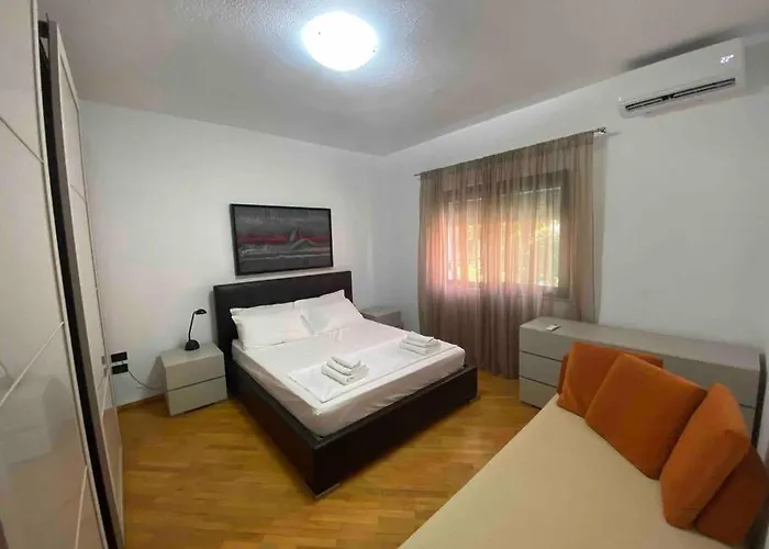 A Room In A Shared Condo,10 Min Walk From Us Ambassy 홈스테이 티라나